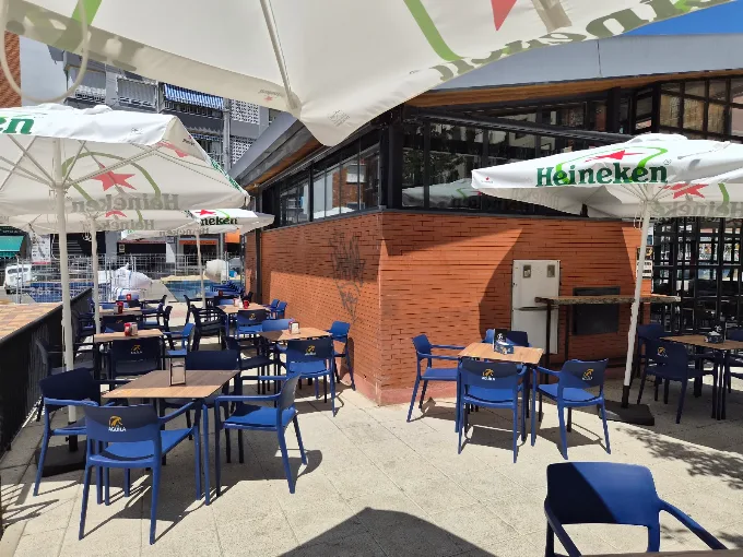 Terraza exterior con mesas y sombrillas